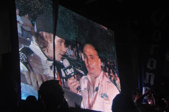 Telão mostra entrevista com piloto durante o Rally de Guanajuato, no México